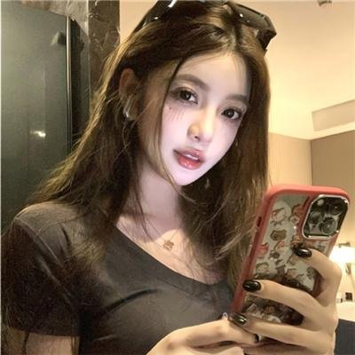 《年轻的女王》海报